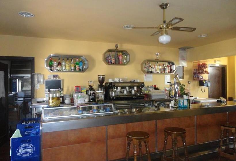 Отель Hostal Mesón Del Rey