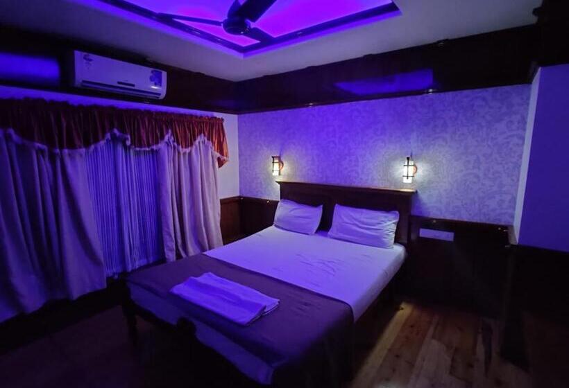 Hotel Sreekrishna Houseboat   Vaccinated Staff