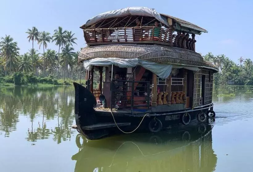 ホテル Sreekrishna Houseboat   Vaccinated Staff