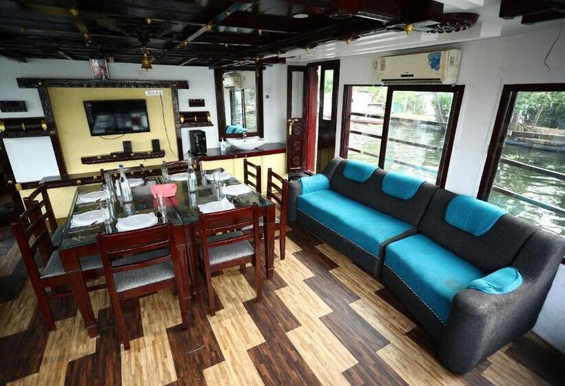 ホテル Sreekrishna Houseboat Vaccinated Staff