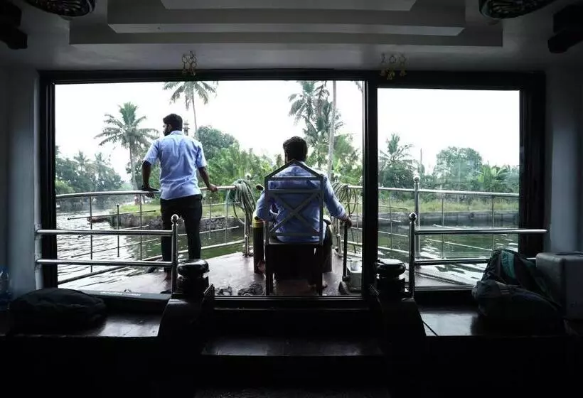 ホテル Sreekrishna Houseboat   Vaccinated Staff