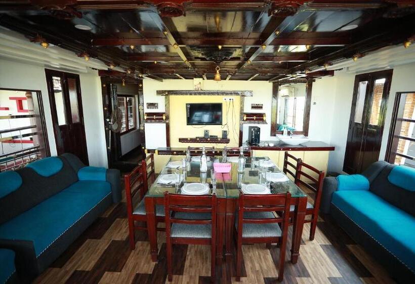 Hotel Sreekrishna Houseboat   Vaccinated Staff