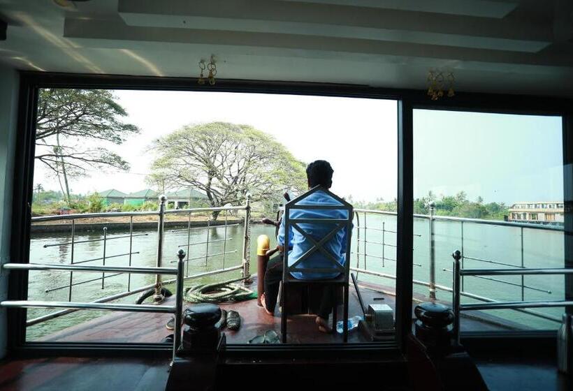 ホテル Sreekrishna Houseboat Vaccinated Staff
