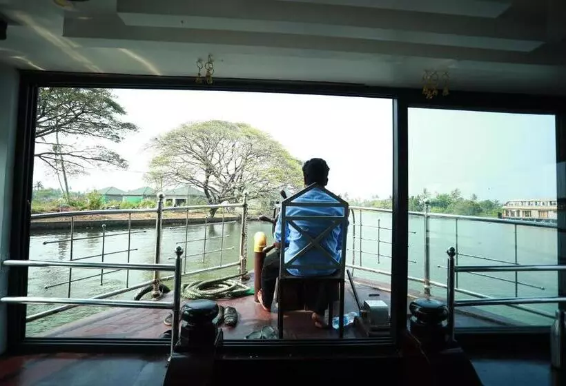 ホテル Sreekrishna Houseboat   Vaccinated Staff