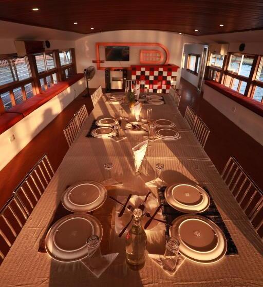 Hotel Sreekrishna Houseboat   Vaccinated Staff