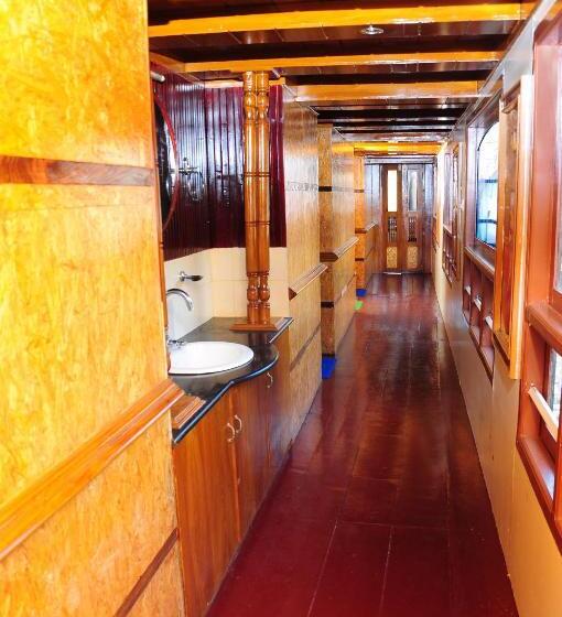 Hotel Sreekrishna Houseboat   Vaccinated Staff