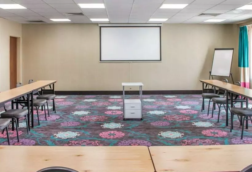 ホテル Comfort Inn & Suites San Marcos