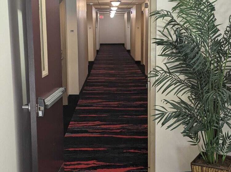 Hotelli Heritage Inn And Suites