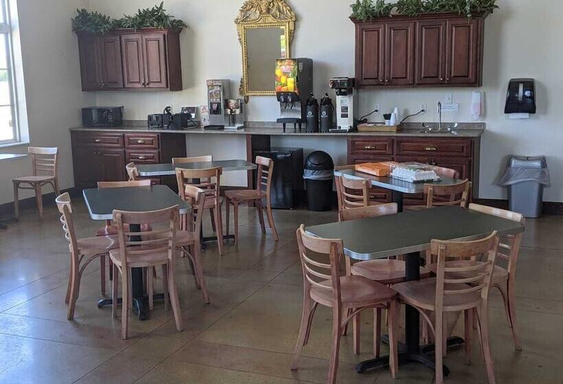 Hotelli Heritage Inn And Suites