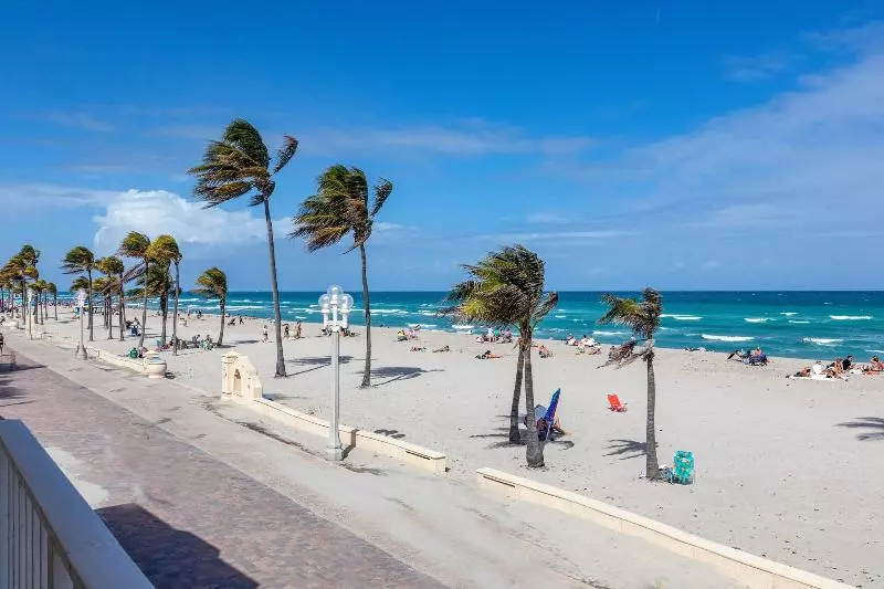 هتل Hollywood Broadwalk Oceanside