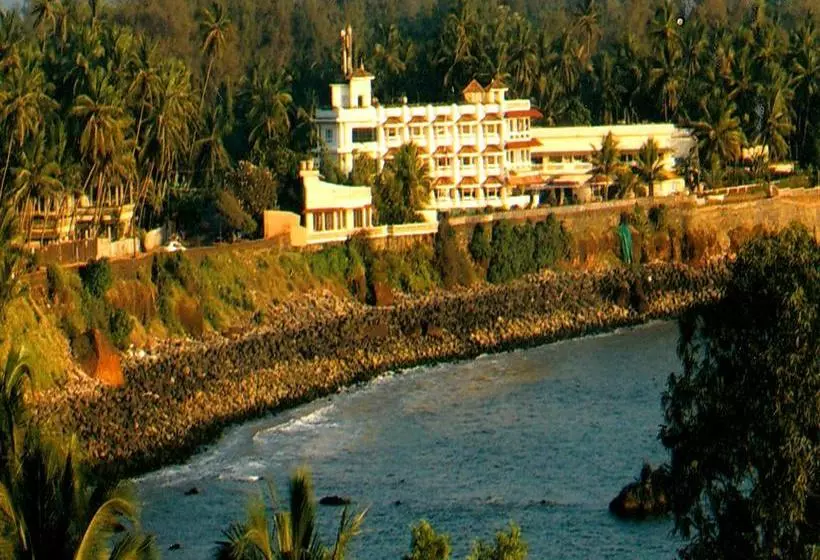 Hotelli Mascot Beach Resort