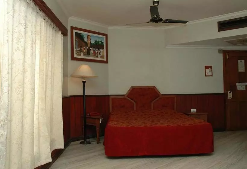 Hotelli Mascot Beach Resort
