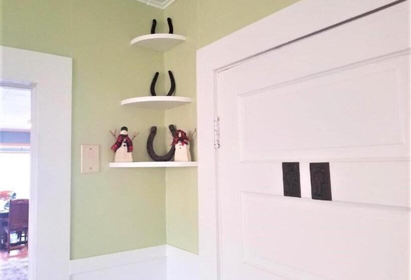 هتل Mrs. Anderson's Lodging