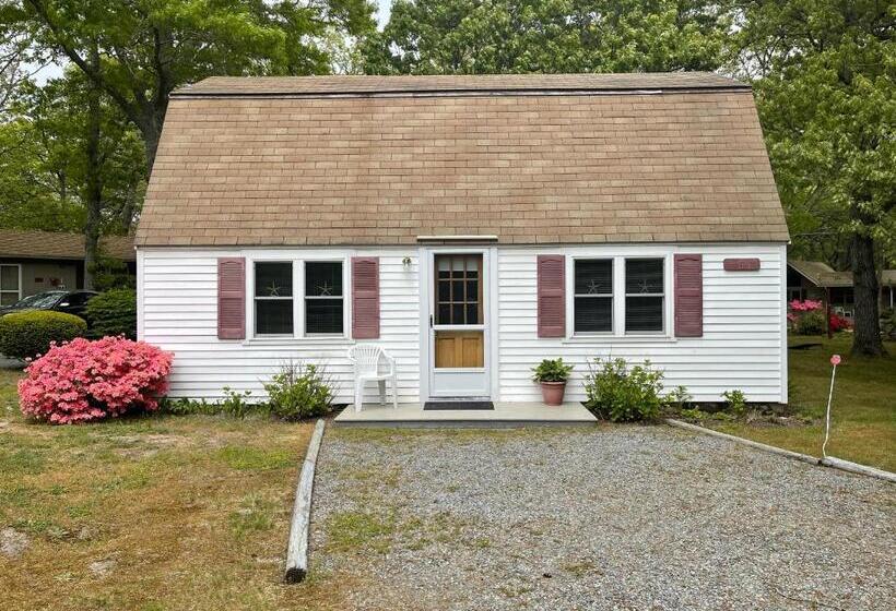 Midway Motel & Cottages