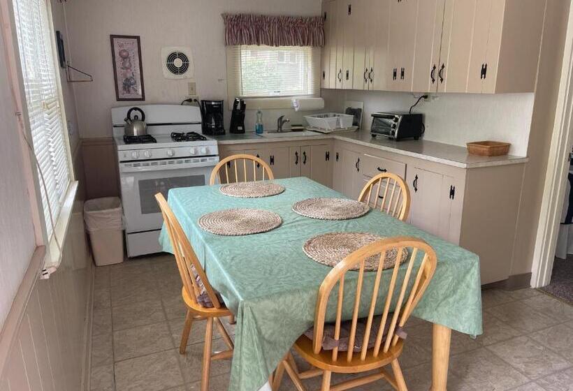 Midway Motel & Cottages