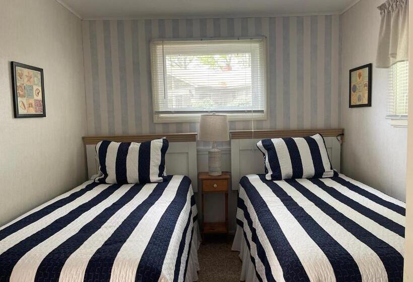 Midway Motel & Cottages