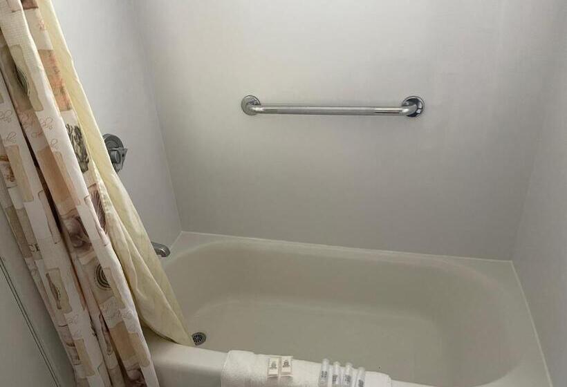 Midway Motel & Cottages