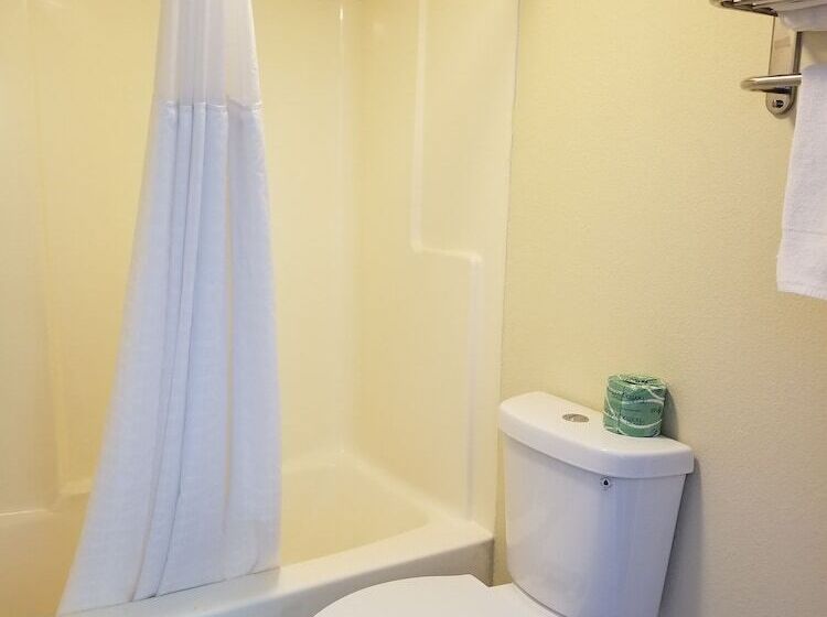 מוטל Scottish Inn & Suites   Eau Claire