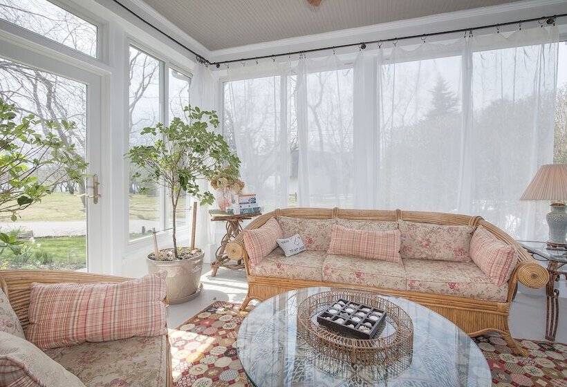 Shorecrest Bed And Breakfast