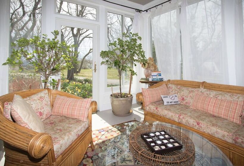 Shorecrest Bed And Breakfast