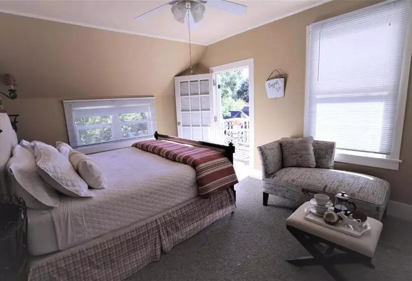 ベッドアンドブレックファースト Napa Farmhouse Inn