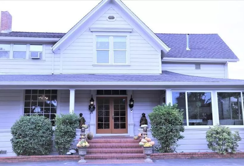 ベッドアンドブレックファースト Napa Farmhouse Inn