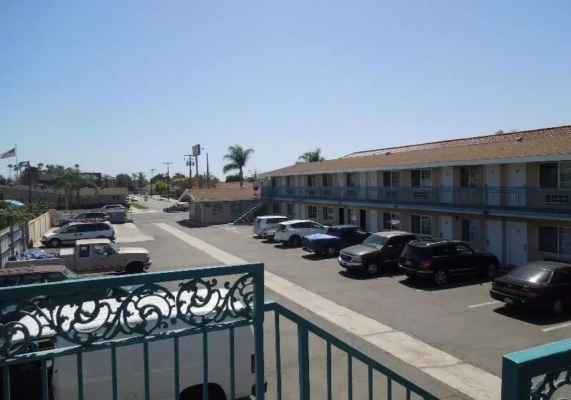 Castaway Motel