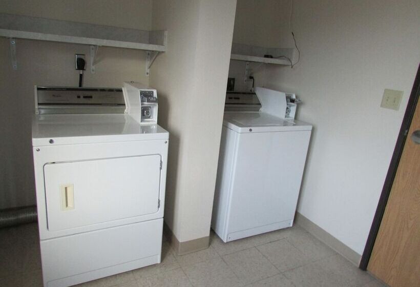 Отель Shell Lake Lodge, A Travelodge By Wyndham