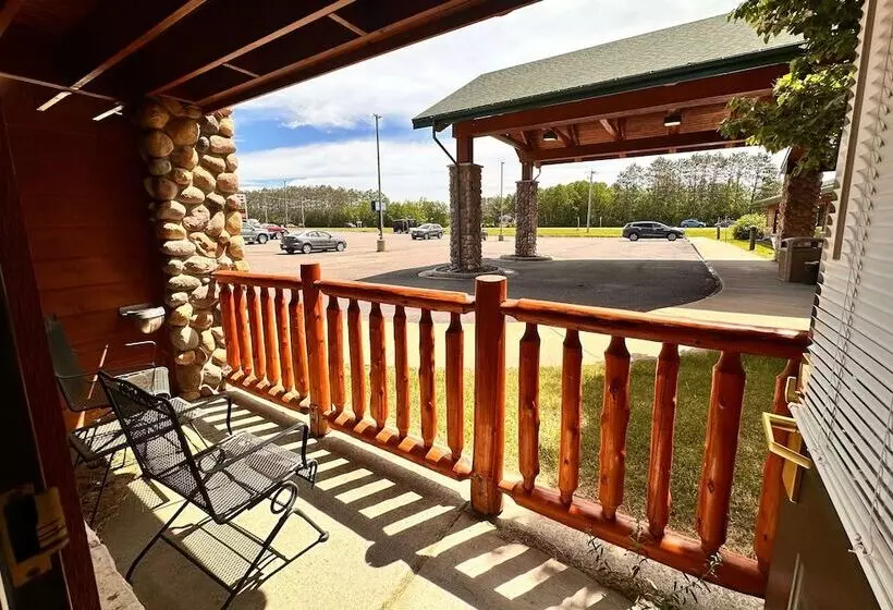 Hotelli Shell Lake Lodge, A Travelodge By Wyndham