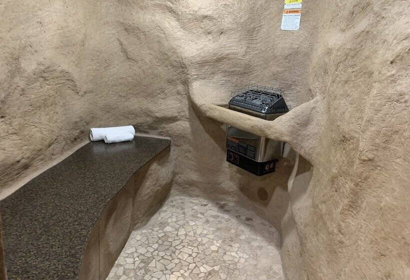 Otel Designer Inn And Suites