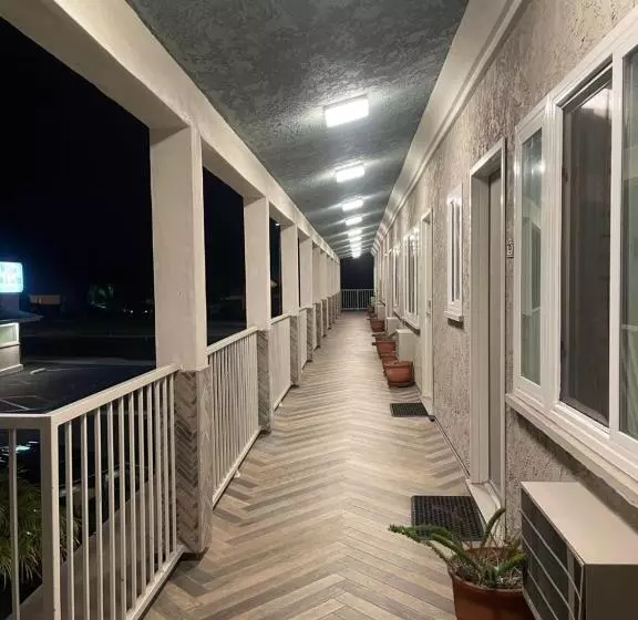 Hotelli Hi View Inn & Suites