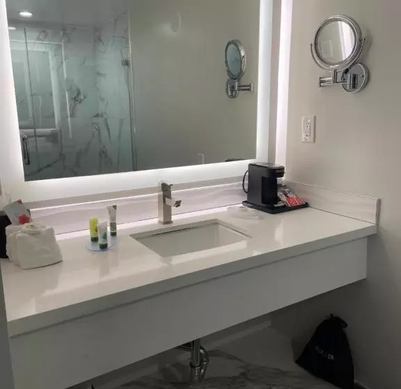Hotelli Hi View Inn & Suites