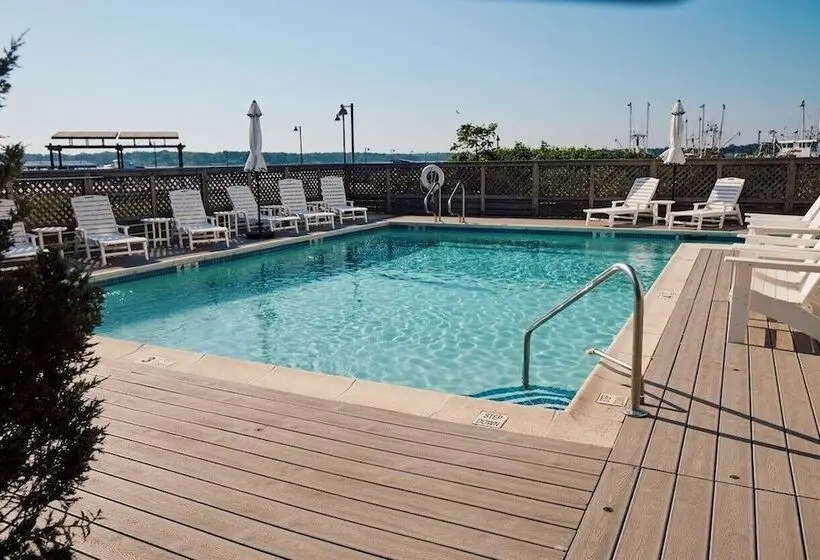 Otel The Harbor Front Inn