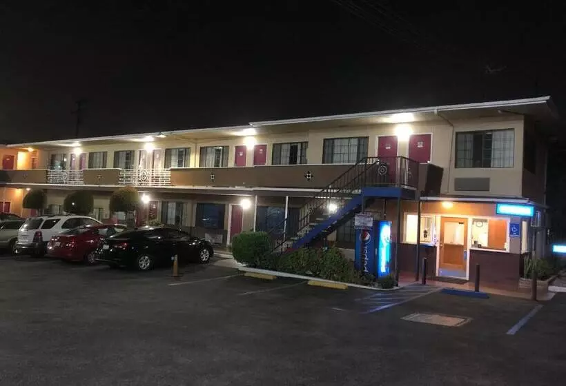 モーテル Whittier Travel Inn