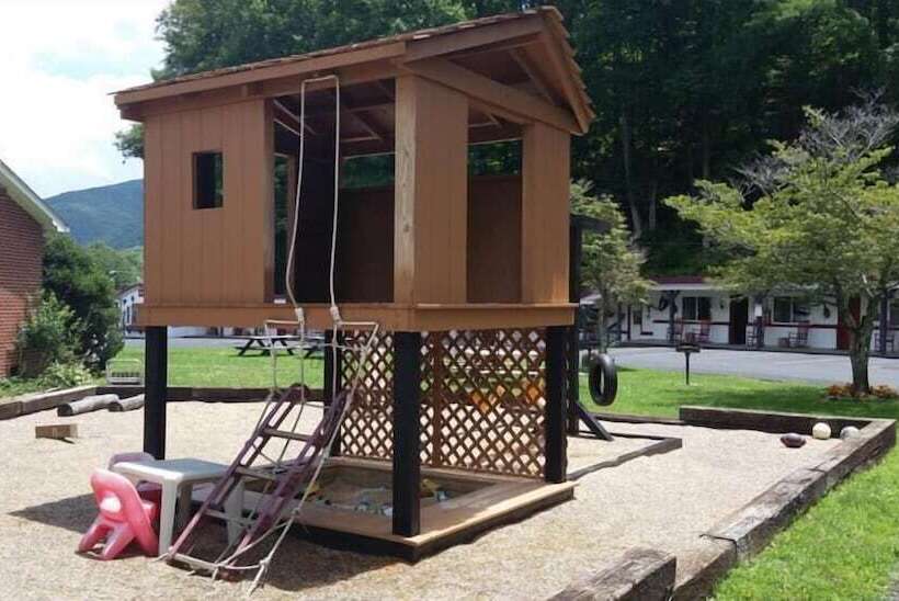 A Holiday Motel   Maggie Valley