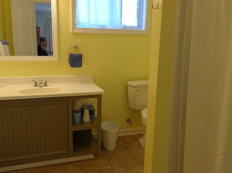 A Holiday Motel   Maggie Valley