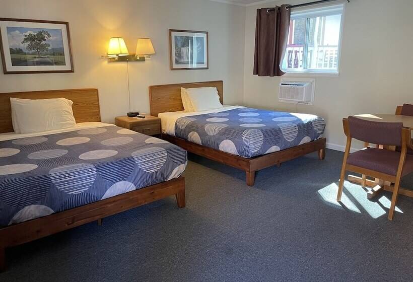 A Holiday Motel   Maggie Valley