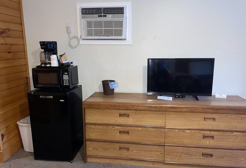 A Holiday Motel   Maggie Valley