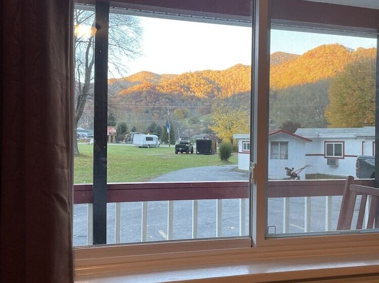 A Holiday Motel   Maggie Valley