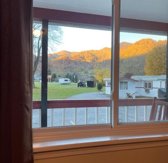 A Holiday Motel   Maggie Valley