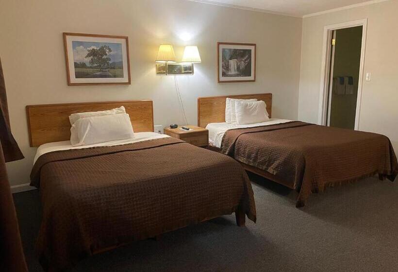 A Holiday Motel   Maggie Valley