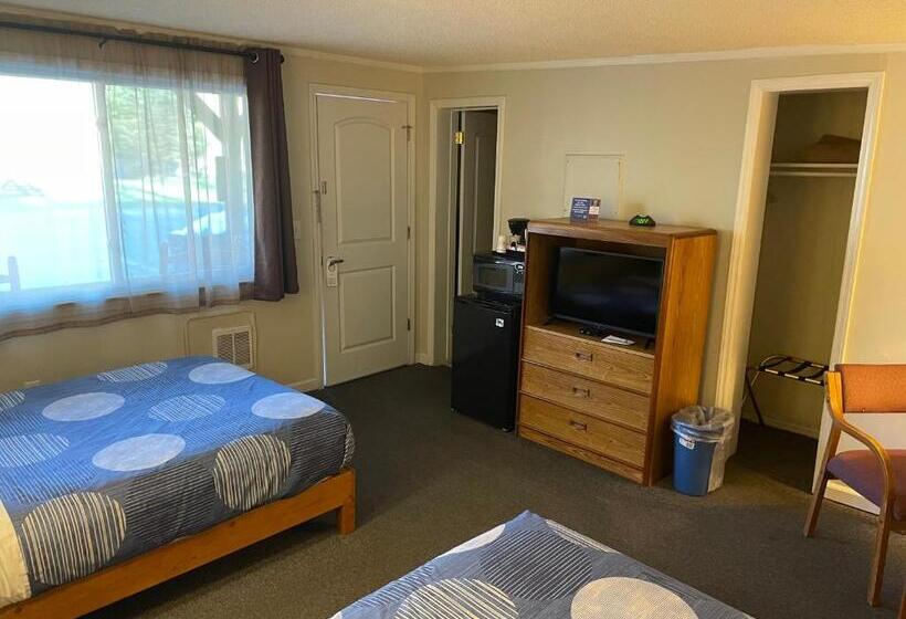 A Holiday Motel   Maggie Valley