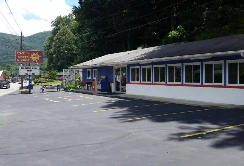 A Holiday Motel Maggie Valley