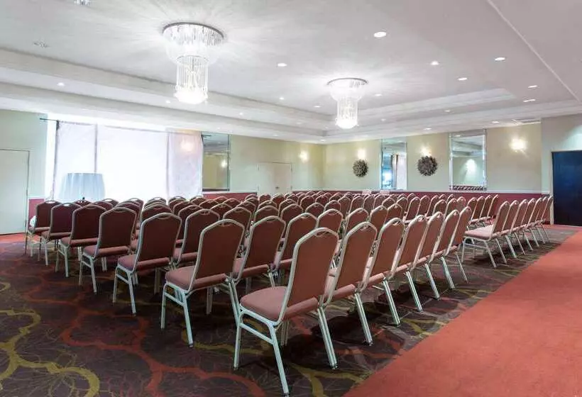 ホテル Ramada By Wyndham Glendale Heights/lombard