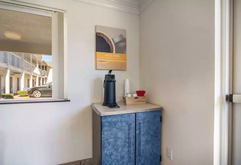 Motel 6 Portland Mall   205