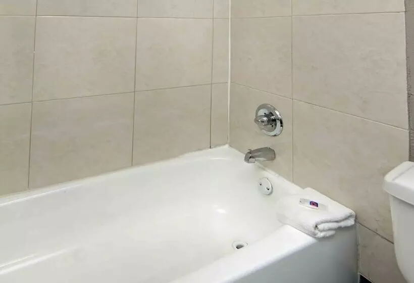 Motel 6 Portland Mall   205