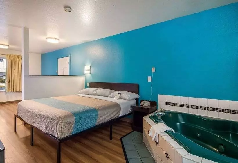 Motel 6 Portland Mall   205
