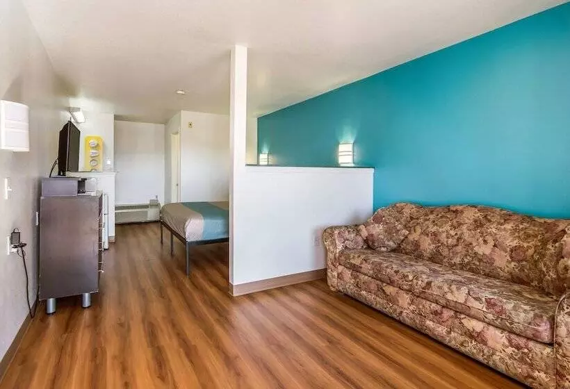 Motel 6 Portland Mall   205