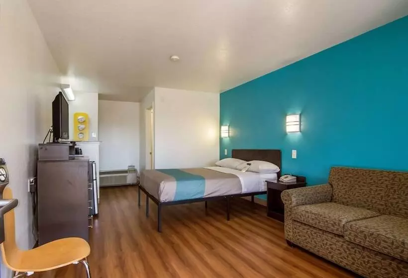 Motel 6 Portland Mall   205