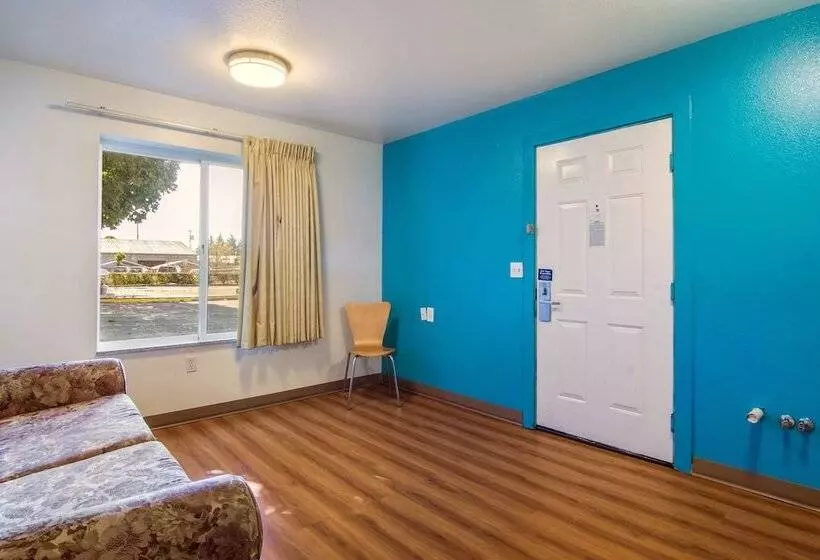 Motel 6 Portland Mall   205